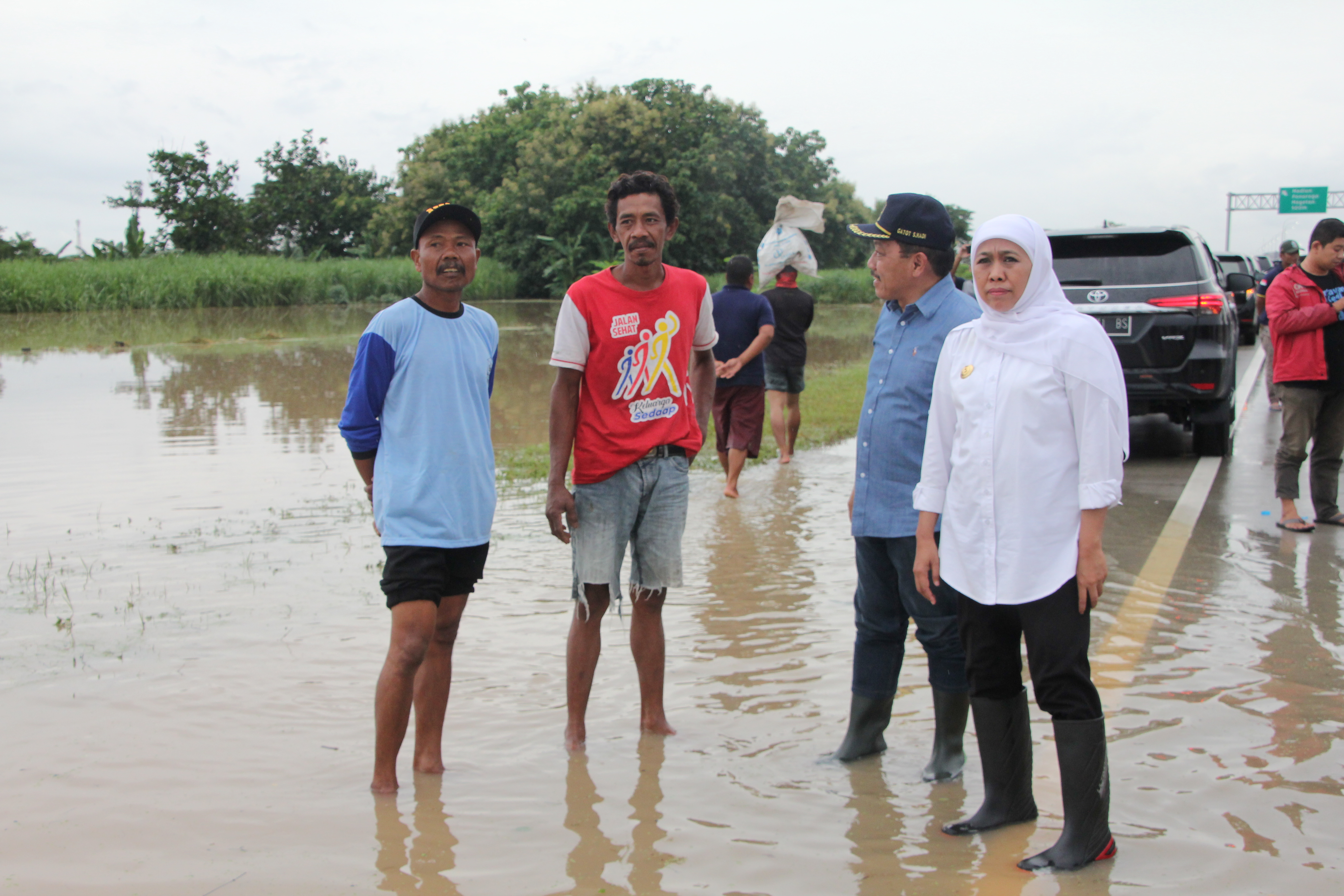 Khofifah saat meninjau lokasi banjir Tol Madiun, Kamis 8 Maret 2019. (foto: Istimewa) 