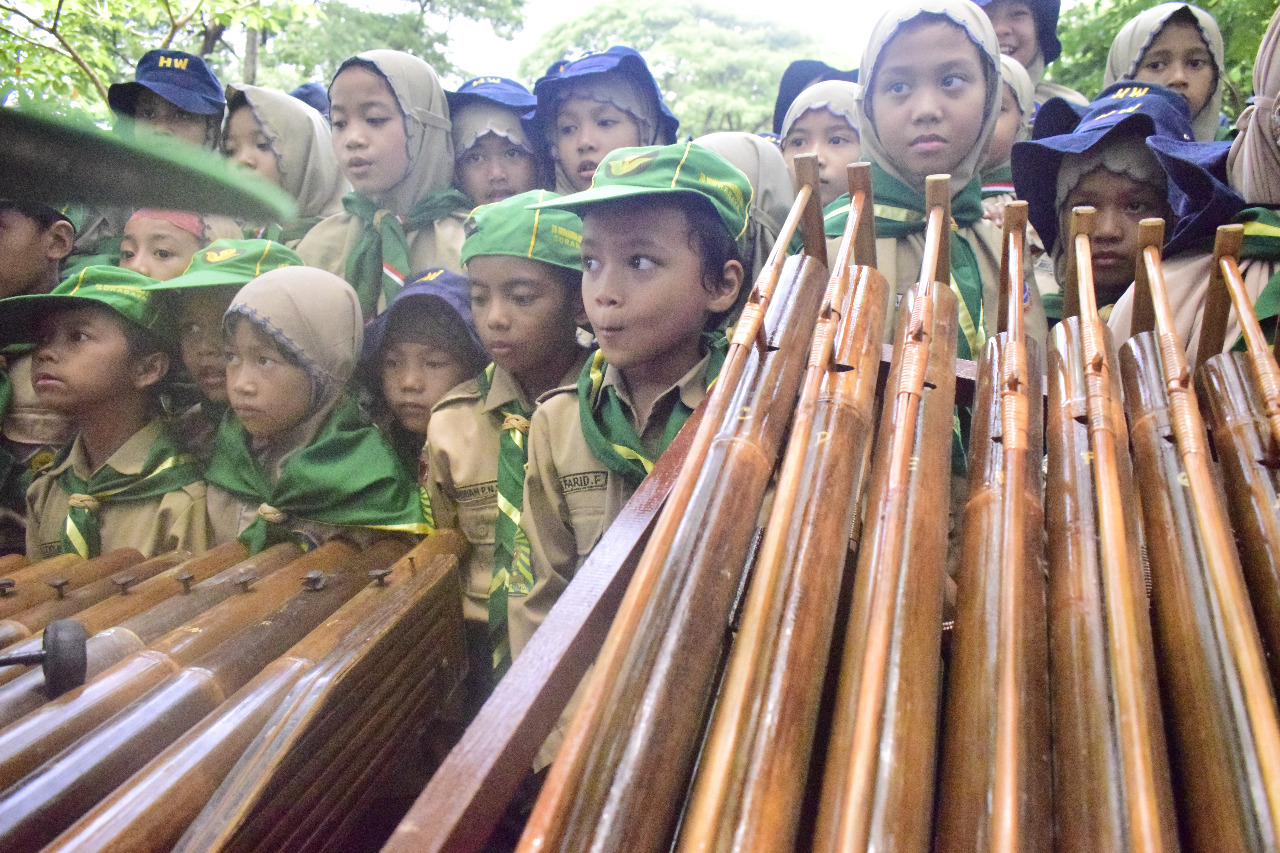 Antusiasme siswa SD Muhammadiyah 24 Surabaya dalam belajar permainan musik tradisional angklung dan kulintang.  (Foto: Istimewa) 