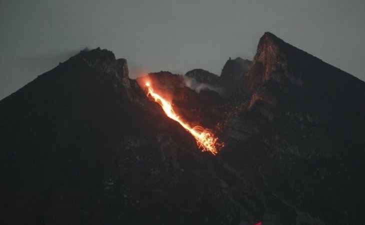 Guguran lava pijar keluar dari puncak Gunung Merapi. (Foto: dok/antara)