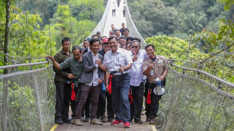 Menko Kemaritiman Luhut Binsar Pandjaitan meresmikan jembatan gantung (suspension bridge) Situgunung di Taman Nasional Gunung Gede Pangrango. (Foto: dok. Kemenko Kemaritiman)  