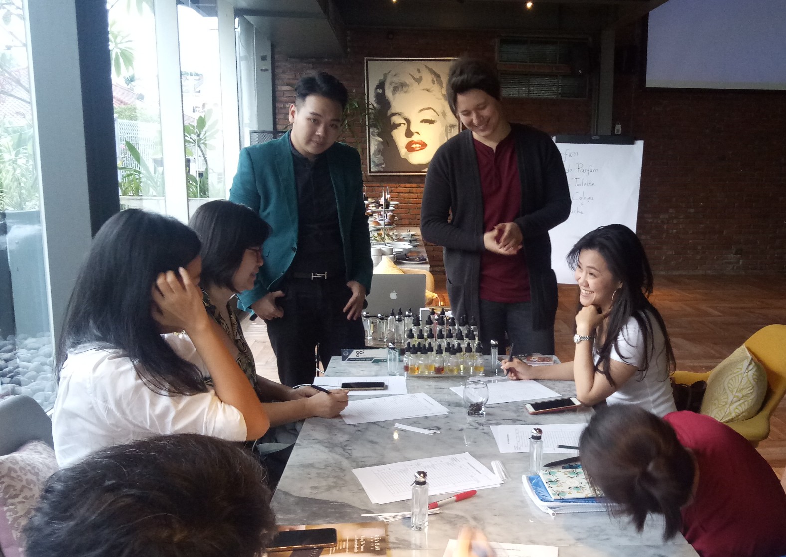 Eldwen Wang dan Dennis, intruktur parfum saat menjelaskan cara meracik parfum.  (Foto: Pita/ngopibareng.id)