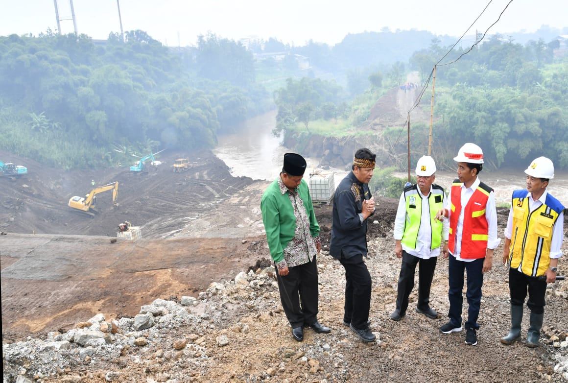 Presiden meninjai proyek pembangunan terowongan Nanjung di Kabupaten Bandung. (Foto: Biro Pers Setpres)
