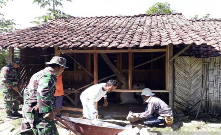 Personel TNI mulai memperbaiki rumah tidak layak huni di Pamekasan. (Foto: Antara)