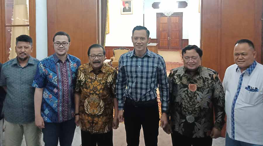 Mantan Gubernur Jawa Timur, Soekarwo (Pakde Karwo) bersama Agus Harimurti Yudhoyono atau AHY (tengah).