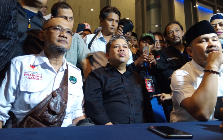 Keterangan pers usai pembatalan konser solidaritas untuk Ahmad Dhani Prasetyo, di Grand City Convention Center, Surabaya. (Foto: Farid /ngopibareng.id) 