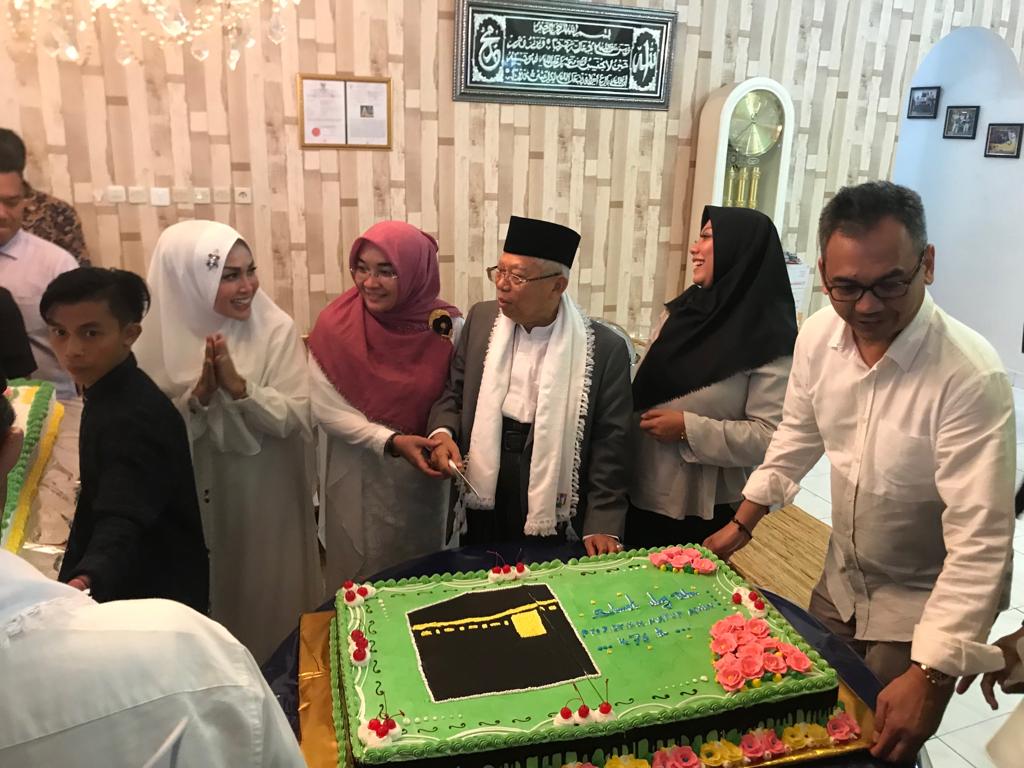 KH Ma'ruf Amin mendapat ucapan selamat dan doa di hari ulang tahun ke 76 dari keluarganya. (Foto: Istimewa)