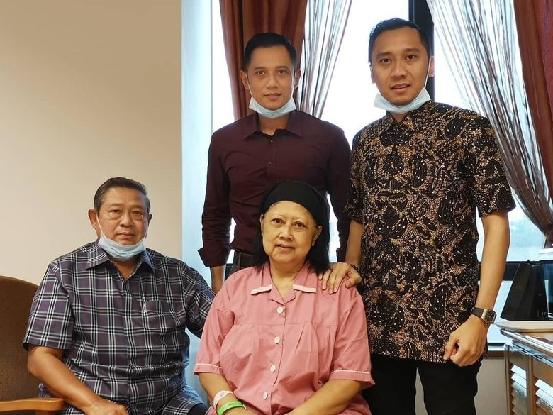 Ani Yudhoyono bersama suami, Susilo Bambang Yudhoyono (SBY) beserta dua putranya, Agus Harimurti Yudhoyono (AHY) dan Edhie Baskoro Yudhoyono (Ibas). (Foto: Instagram @aniyudhoyono)