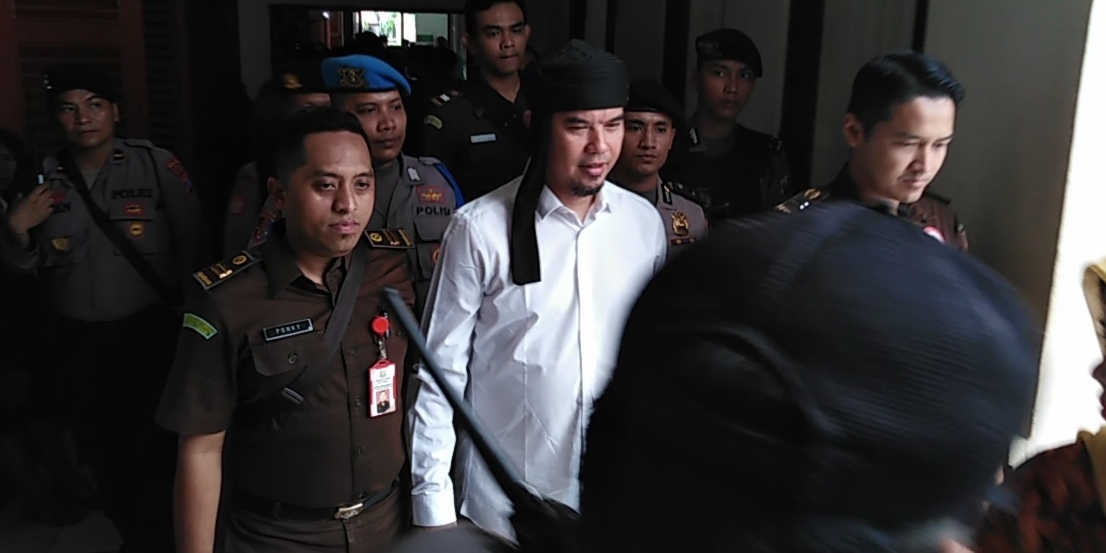 Ahmad Dhani sesaat sebelum menjalani persidangan di Pengadilan Negeri Surabaya. (Foto: Farid/ngopibareng.id)