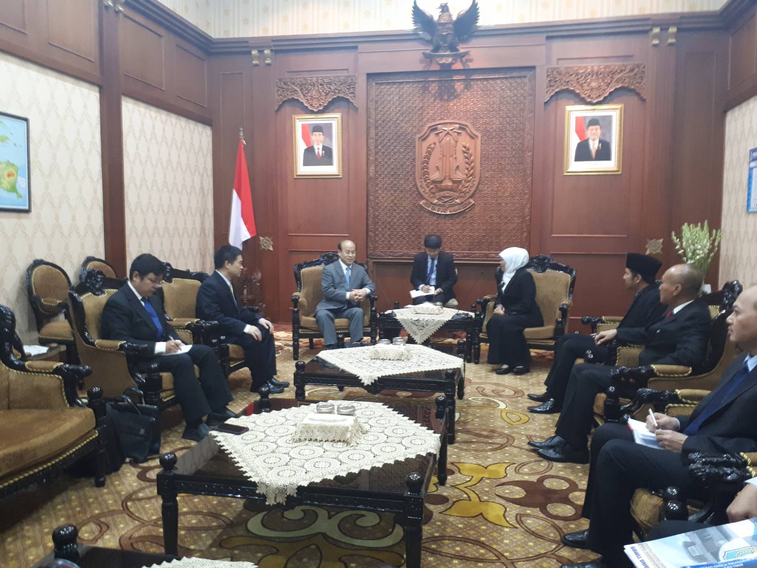 Gubernur dan Wakil Gubernur Jatim melakukan pertemuan dengan Dubes Cina. (Foto: Alif/ngopibareng.id)