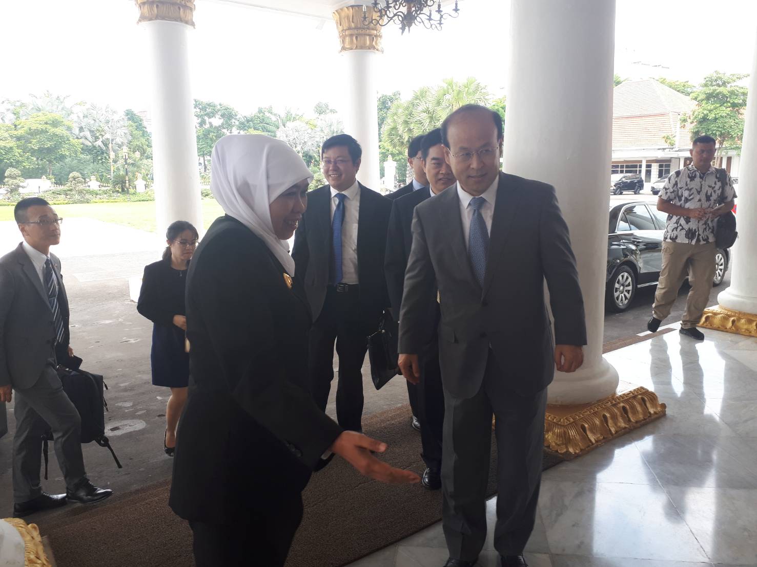 Gubernur Jatim menyambut Duta Besar Cina untuk Indonesia. (Foto: ALif/ngopibareng.id)