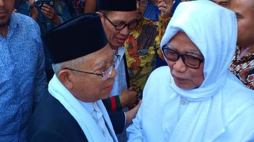 Cawapres KH Ma'ruf Amin bersama Pengasuh Pesantren Lirboyo KH Anwar Mansyur. (Foto: istimewa)