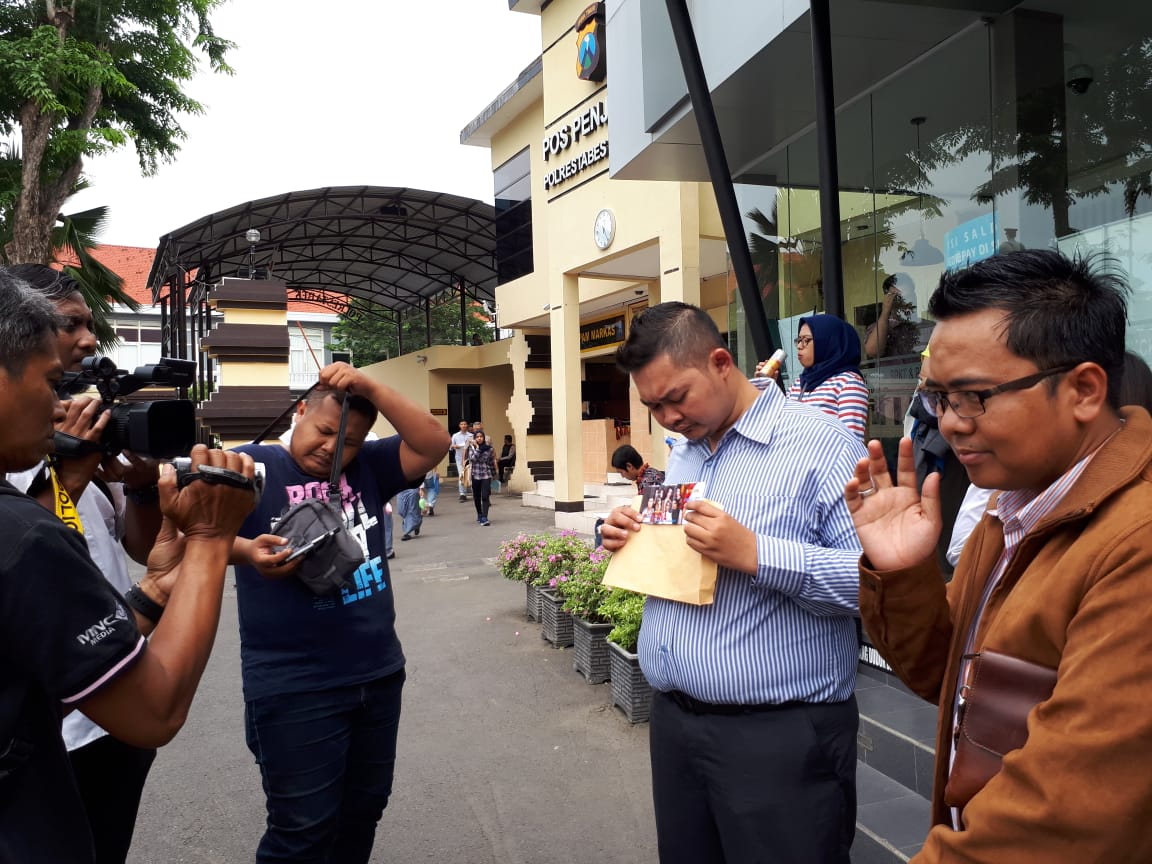 Farid dan kuasa hukumnya saat melaporkan penyelenggara konser, di Polrestabes Surabaya, Selasa, 12 Maret 2019. (Foto: farid/ngopibareng.id) 
