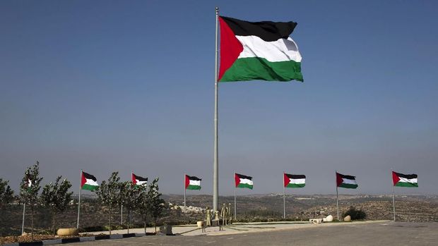 Bendera Palestina berkibar di bukit Rawabi. (Foto: Getty Images)