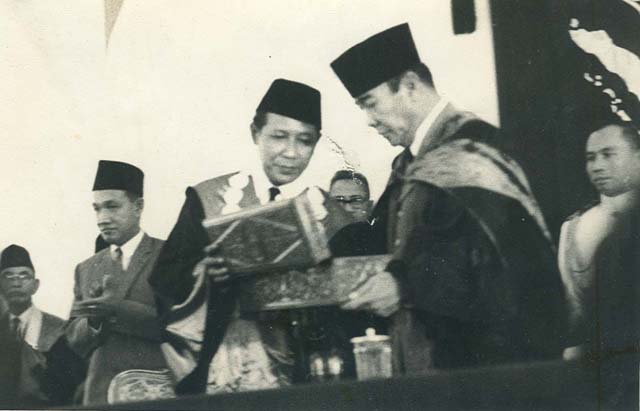 Bung Karno bersama KH Saifuddin Zuhri. (Foto: dok ngopibareng.id)