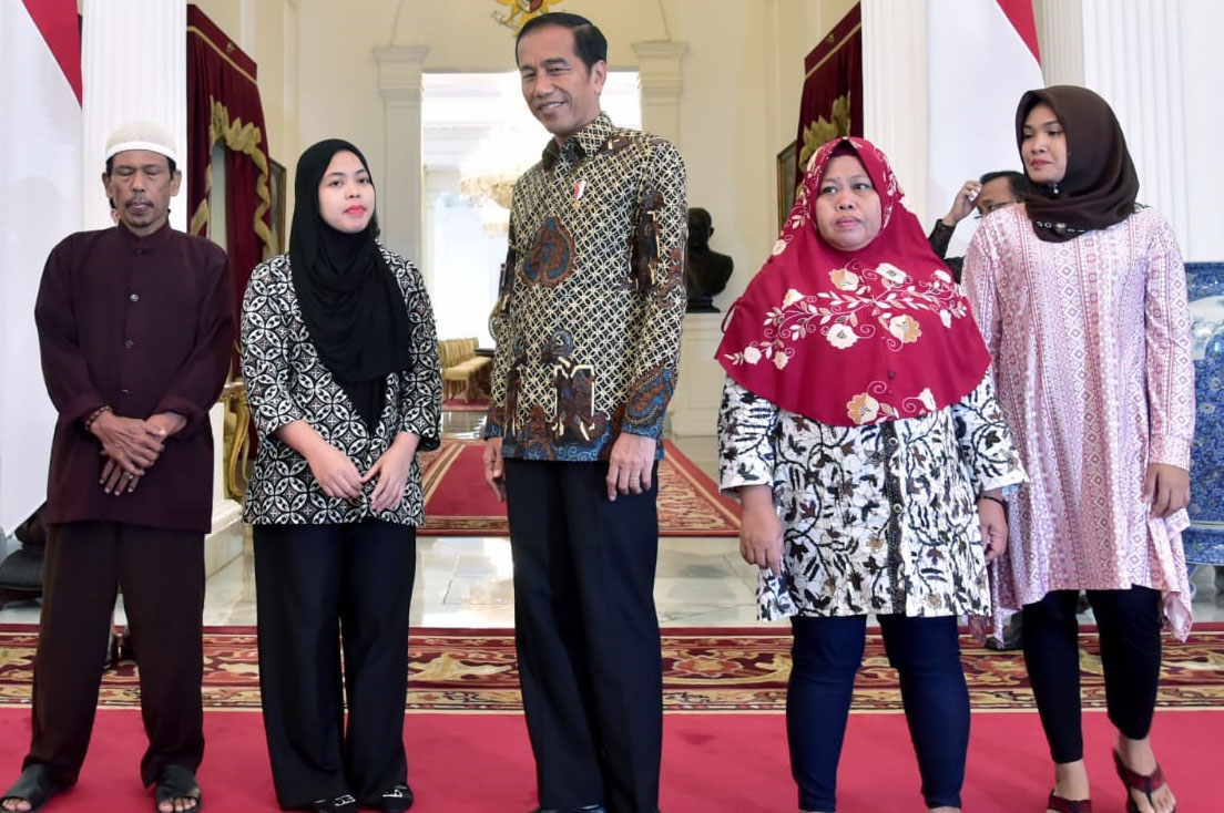 Presiden Jokowi berfoto bersama dengan Siti Aisyah di Istana Kepresiden, Selasa, 12 Maret 2019. (Foto : Biro Pers Setpres)
