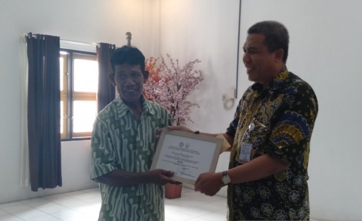 Kepala BPCB Provinsi Jawa Tengah saat menyerahkan piagam penghargaan kepada salah satu penemu benda cagar budaya. (Foto: 