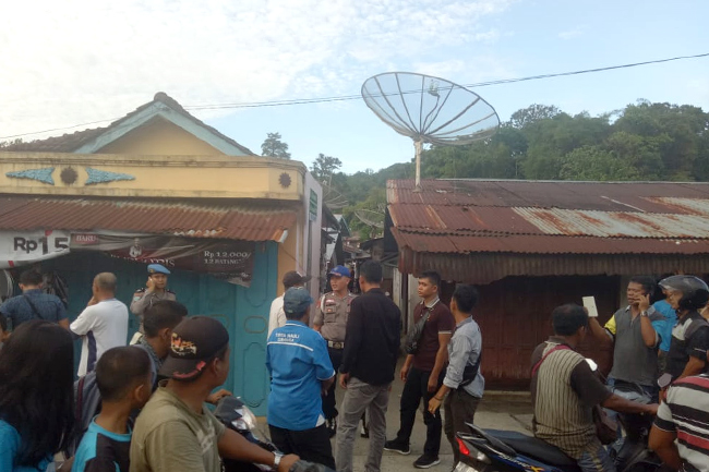  Warga Sibolga terpantau masih ramai dekat lokasi bahaya rumah yang diduga berisi bom dan terduga teroris di jalan Mojopahit, Kota Sibolga, Selasa 12 Maret. (Foto: Gatra/Jonny Simatupang/tss)