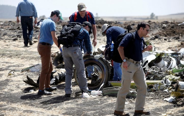 Penyelidik Penerbangan Sipil Amerika dan Boeing melakukan investigasi di antara puing-puing di lokasi kecelakaan pesawat Ethiopia nomor penerbangan ET 302 di dekat kota Bishoftu, sebelah tenggara Addis Ababa, Ethiopia, Selasa (12/3/2019). (Foto: Antara /Reuters/Baz Ratner/wsj)