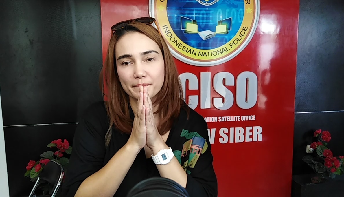 Feby Febiola jenguk Vanessa di Subdit V Cyber Crime Ditreskrimsus Polda Jatim, Rabu 13 Maret 2019. (foto: farid/ngopibareng.id)