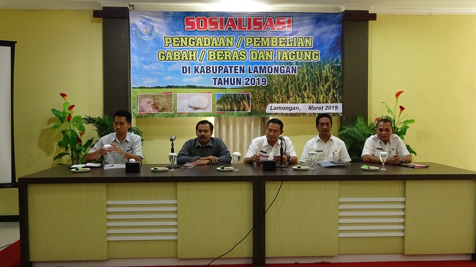 Sekkab Yuhronur Efendi (tengah) :Pemkab Lamongan concern Peningkatan produksi pertanian (Foto:Totok/ngopibareng.id)
