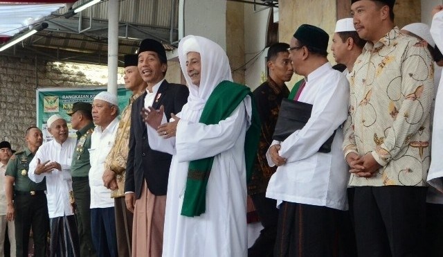 Habib Luthfi bin Yahya bersama Presiden Joko Widodo dalam suatu acara di Pekalongan. (Foto: dok ngopibareng.id)