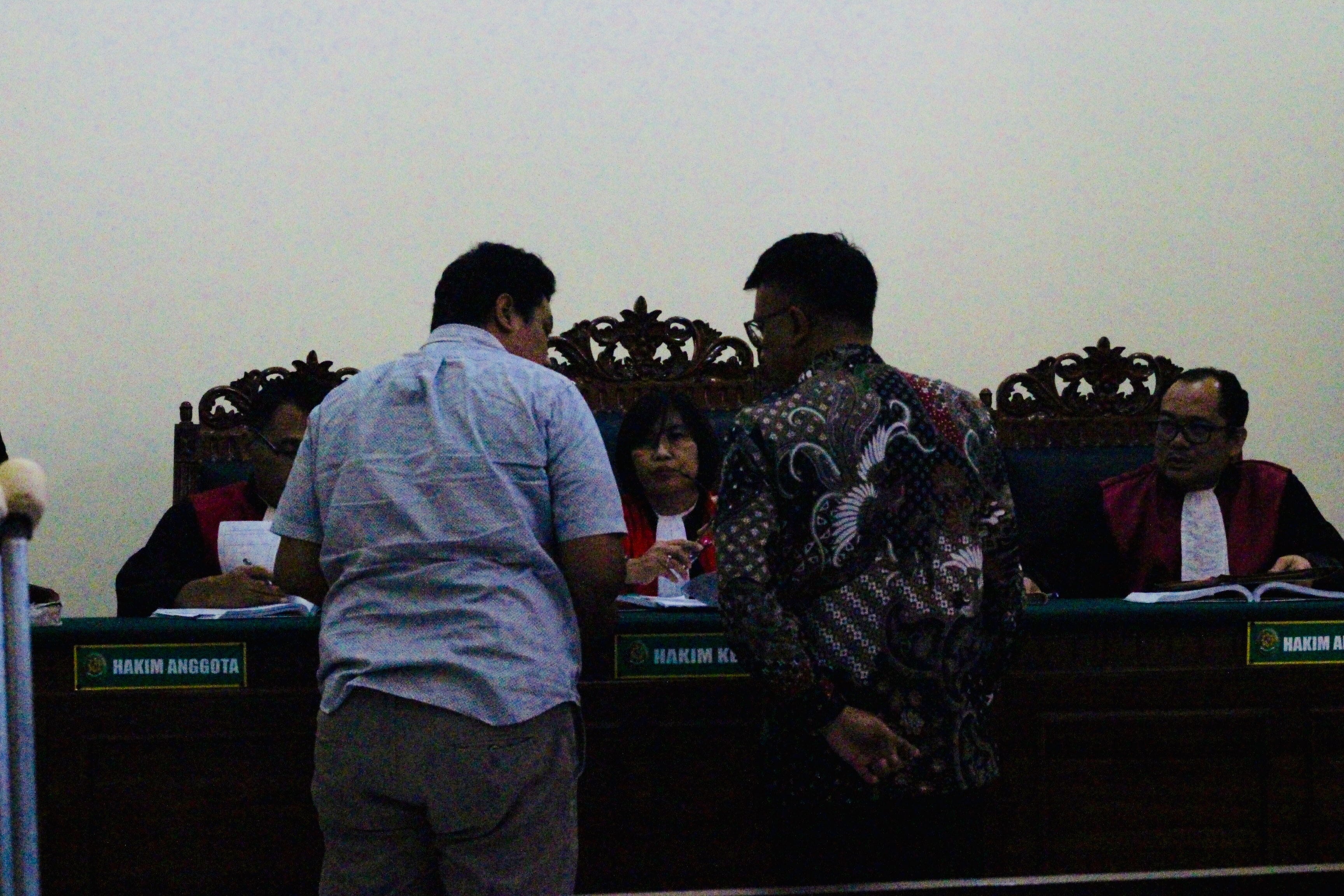 Kuasa hukum Ecoton tampak berdiskusi dengan Hakim Ketua. (Foto: Faiq /ngopibareng.id)