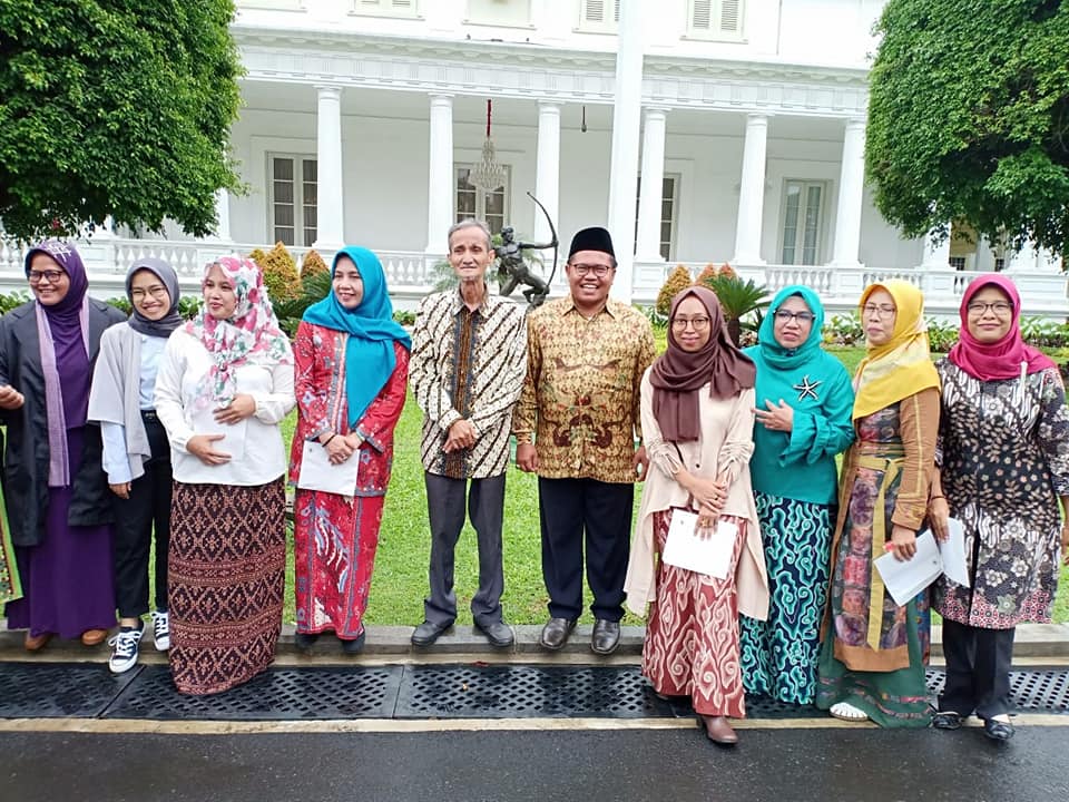 KH Husein Muhammad bersama para aktivis gerkaan perempuan Islam di Indonesia. (Foto: fb HM)