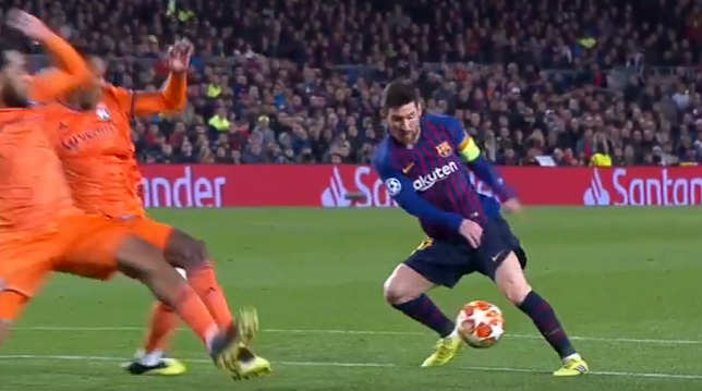 Aksi Leonel Messi mengecoh dua pemain belakang Lyon yang kemudian berhasil menyarangkan satu gol di menit 78. (Foto: Istimewa)