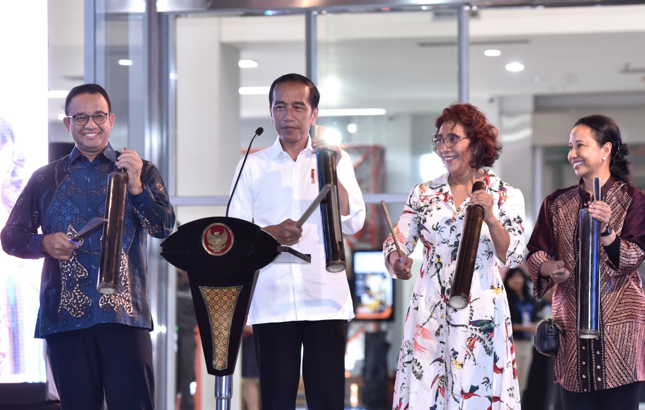 Presiden Jokowi meresmikan Pasar Ikan Modern (PIM) Muara Baru, Rabu malam 13 Maret 2019, didampingi Menteri Kelautan dan Perikanan Susi Pudjiastuti, Menteri BUMN Rini Soemarno, dan Gubernur DKI Jakarta Anies Baswedan. (Foto: Biro Pers Setpres)