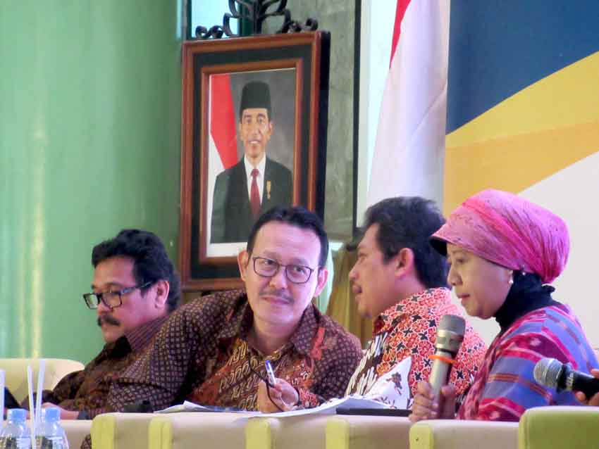 Para pembicara Seminar Nasional JKN sebagai Khidmat Kesehatan Nasional di Auditorium Kampus Universitas Islam Indonesia (UII) Yogyakarta, Rabu (13/3). (Foto-foto: Erwan Widyarto) 