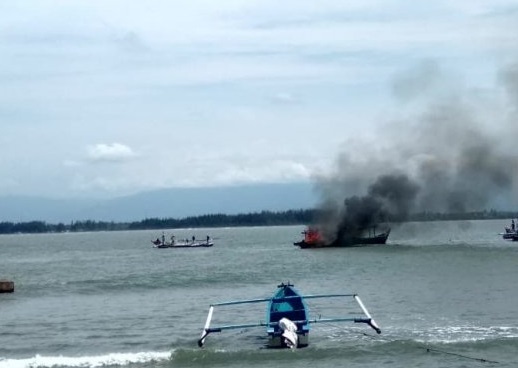 Pembakaran kapal pengguna trawl dibakar di tengah laut di Bengkulu. (Foto: Antara/Helti Marini S)