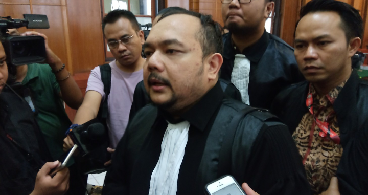 Kuasa Hukum Dhani, Aldwin Rahadian Megantara, di PN Surabaya, Selasa, 14 Maret 2019. (foto: farid/ngopibareng.id) 