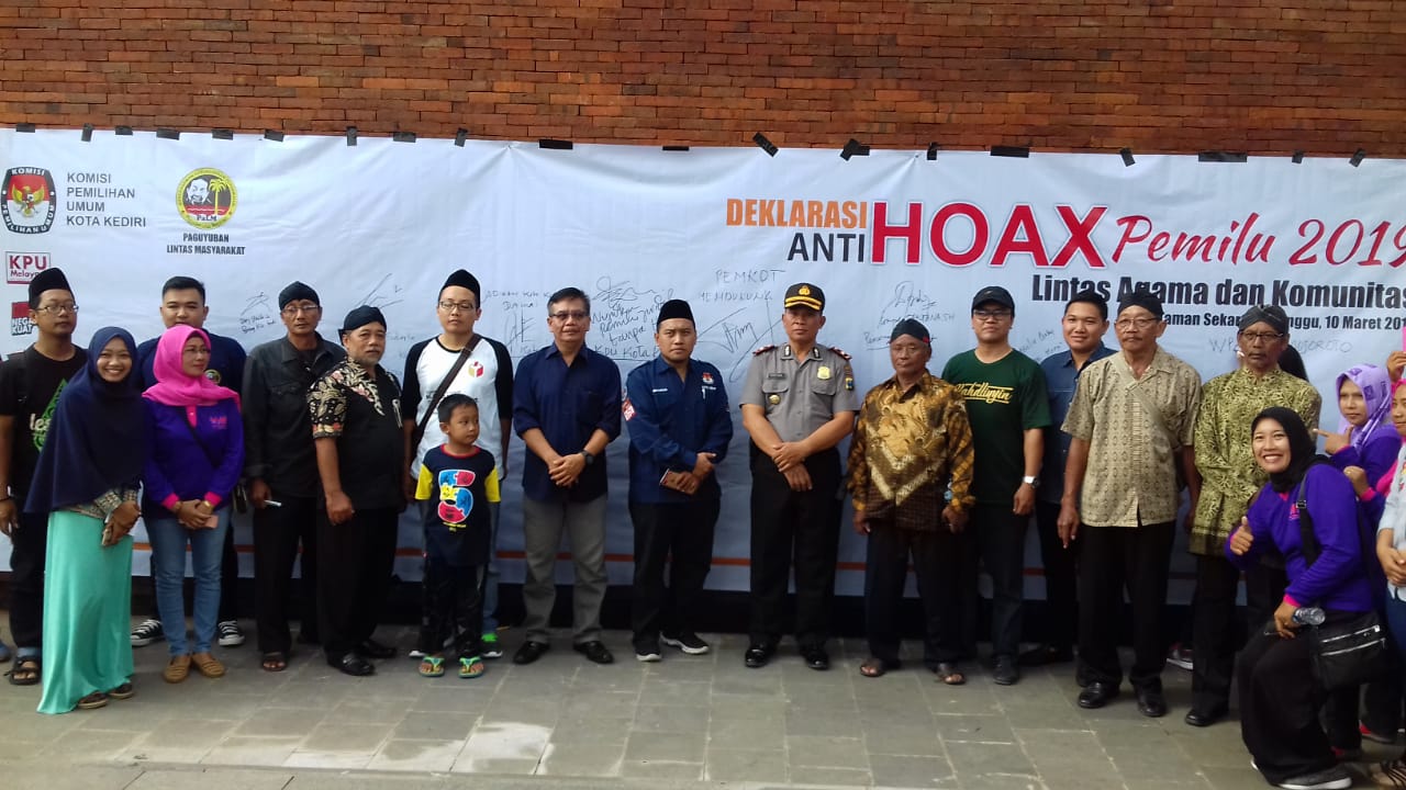 Sejumlah tokoh masyarakat lintas agama dan Muspida Kota Kediri menggelar deklarasi anti hoax Pemilu 2019. (Foto: Istimewa)
