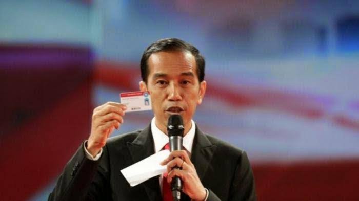 Presiden Joko Widodo menunjukkan kartu sakti andalannya. (Foto: dok/antara)