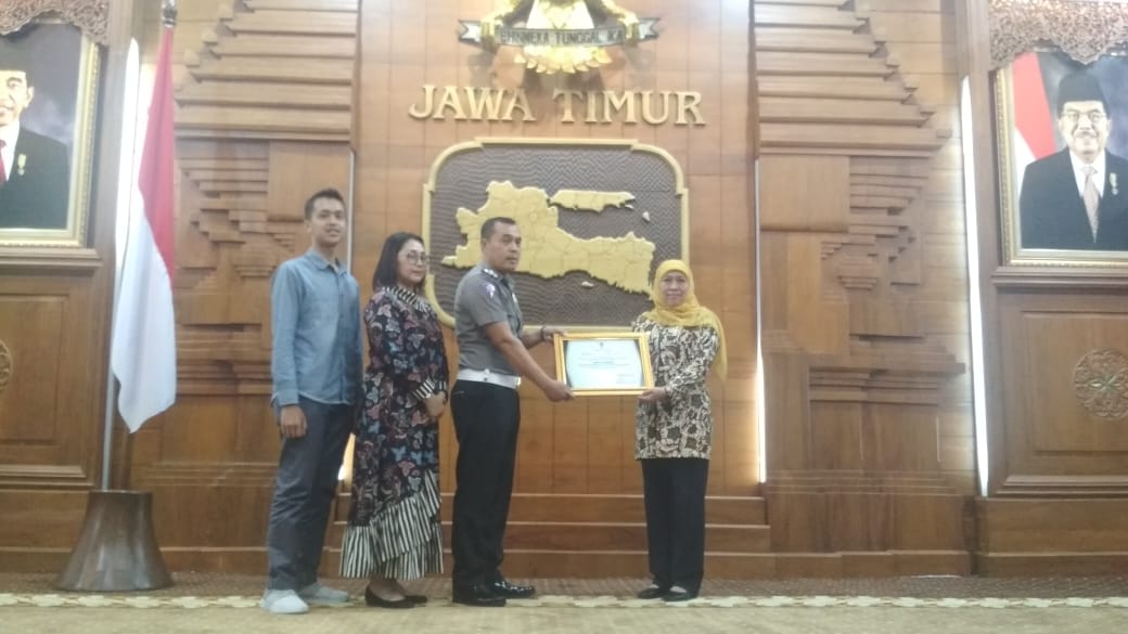 Aiptu Sujadi dan keluarga saat menerima apresiasi yang diberikan Gubernur Jawa Timur, Khofifah Indar Parawansa. (Foto:Istimewa)
