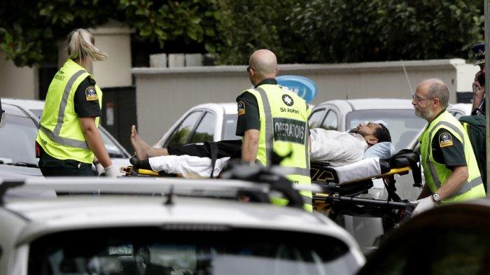 Evakuasi korban penembakan di di Masjid Al Noor, Christchurch, Selandia Baru. (Foto: voa)