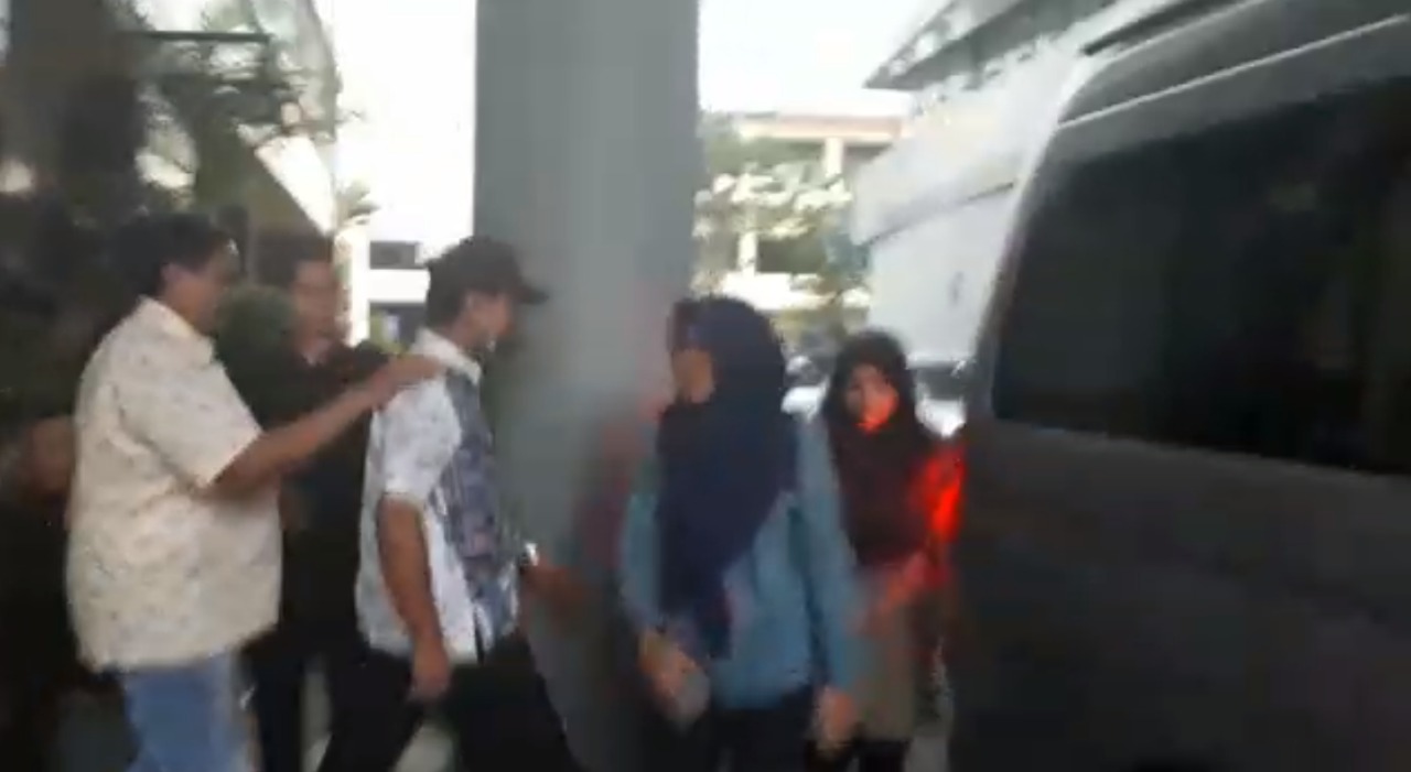 Romi dibawa menuju Bandara Juanda Surabaya. (Foto: Alif/ngopibareng.id)