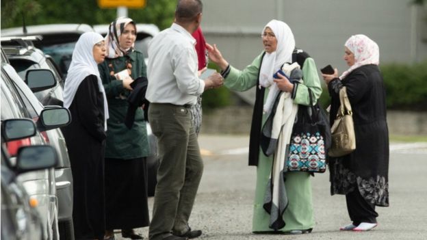 Sejumlah anggota keluarga korban penembakan berada di luar masjid Christchurch, Selandia Baru. (Foto: rep bbc)