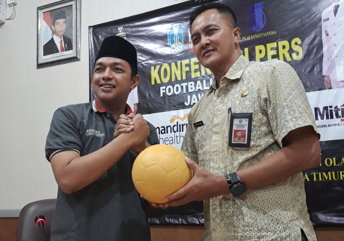 Ketua pelaksana Football for Peace, Gus Hans bersama Kadispora Jatim, Soepratomo. (Foto: Haris/ngopibareng.id)