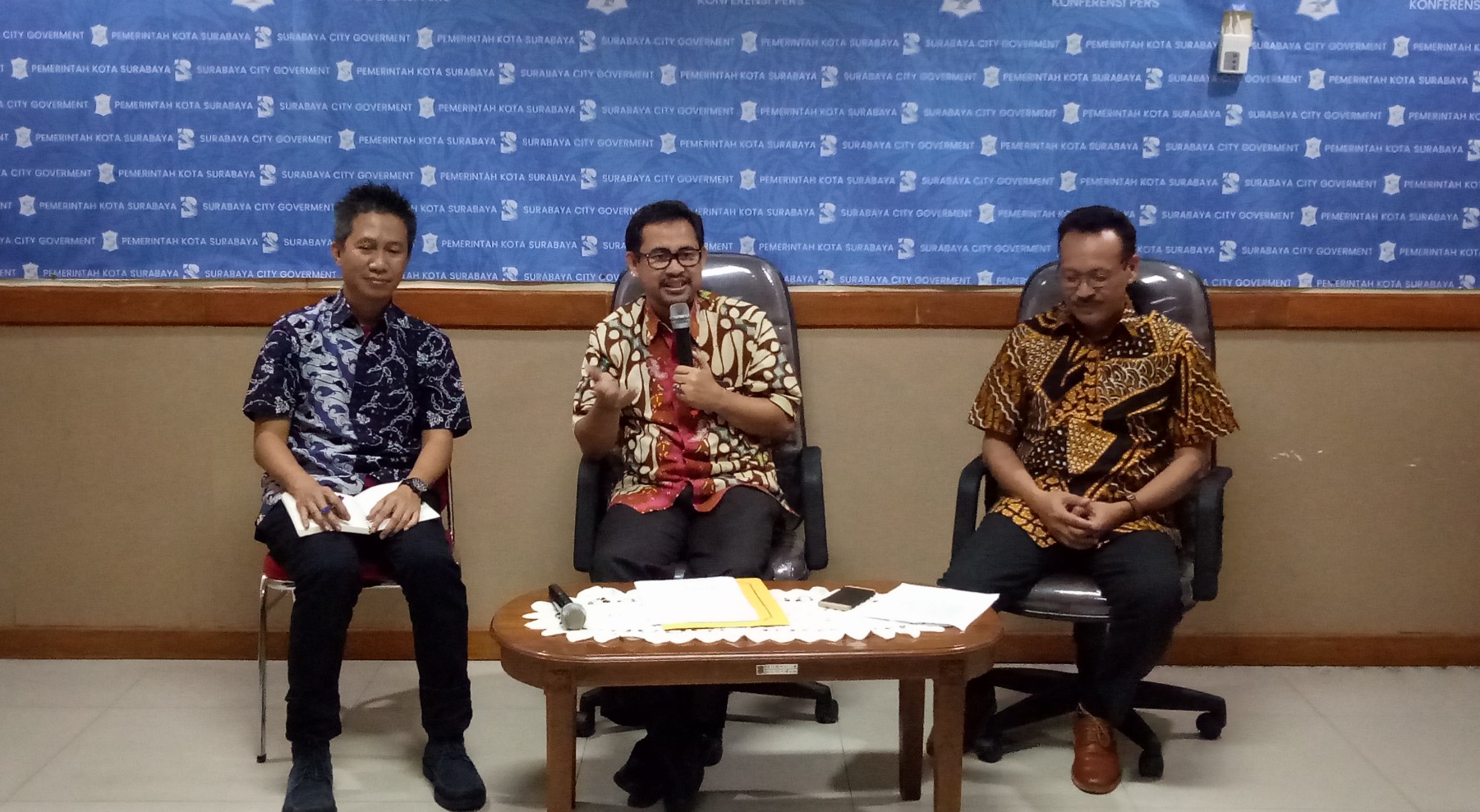 Kapala Dinas Pendidikan Kota Surabaya M Ikhsan (tengah) saat jumpa pers terkait Permendikbud Nomor 51,yang akan diterapkan saat PPDB.(Foto: ita/ngopibareng.id)