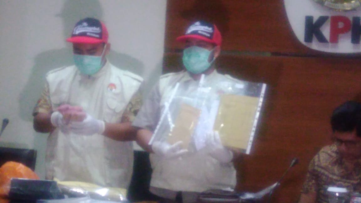 KPK menunjukkan barang bukti yang berhasil disita saat operasi tangkap tangan terhadap Ketua Umum PPP Romahurmuziy di Surabaya kemarin. (Foto: Asmanu/ngopibareng.id) 
