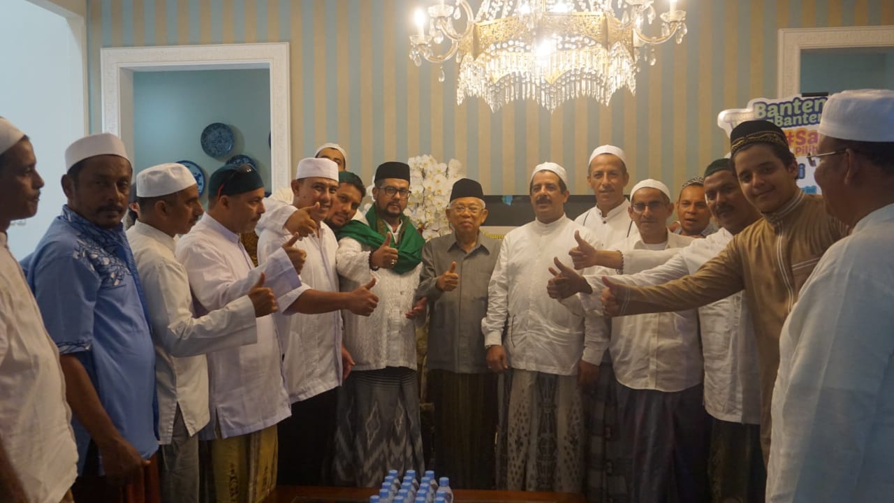 Para Habaib Jatim mendatangi kediaman KH Ma'ruf Amin untuk menyatakan dukungan. (Foto istimewa)