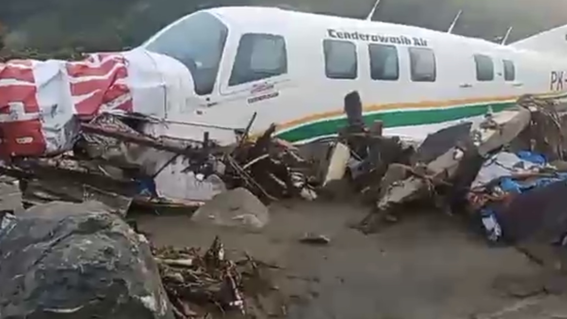 Sebuah pesawat terseret banjir bandang di Sentani Papua. (Foto: istimewa)