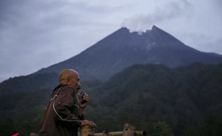 Seorang warga mengamati aktivitas gunung Merapi. (Foto: dok/antara)