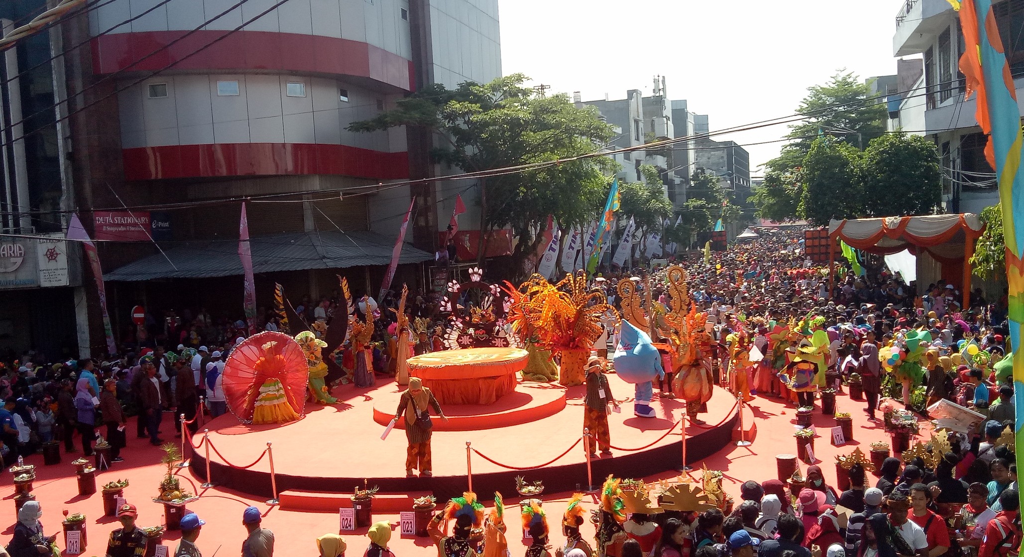 Suasana kemeriahan Festival Rujak Uleg 2019 di sepanjang Jalan Kembang Jepun (Kya-Kya) Surabaya, Minggu 17 Maret 2019. (Foto: Pita/ngopibareng.id)