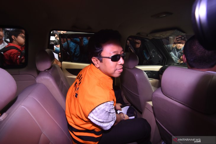 Mantan Ketua Umum PPP Romahurmuziy memakai rompi oranye yang wajib dipakai tahanan Komisi Pemberantasan Korupsi atau KPK. (Foto: Antara)