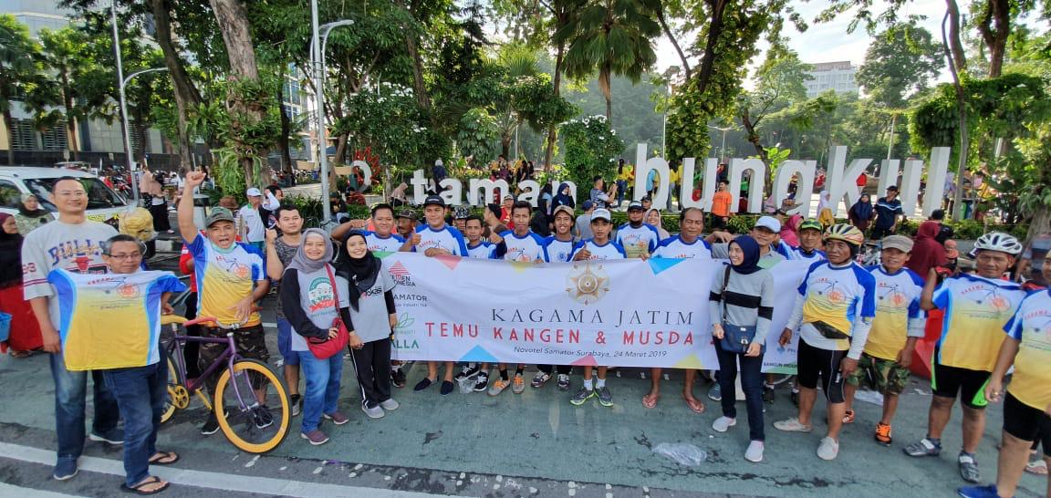 Kagama Jatim bagi-bagi kaos jelang Musda dan Temu Kangen di Car Free Day Taman Bungkul Surabaya. (Foto Istimewa)