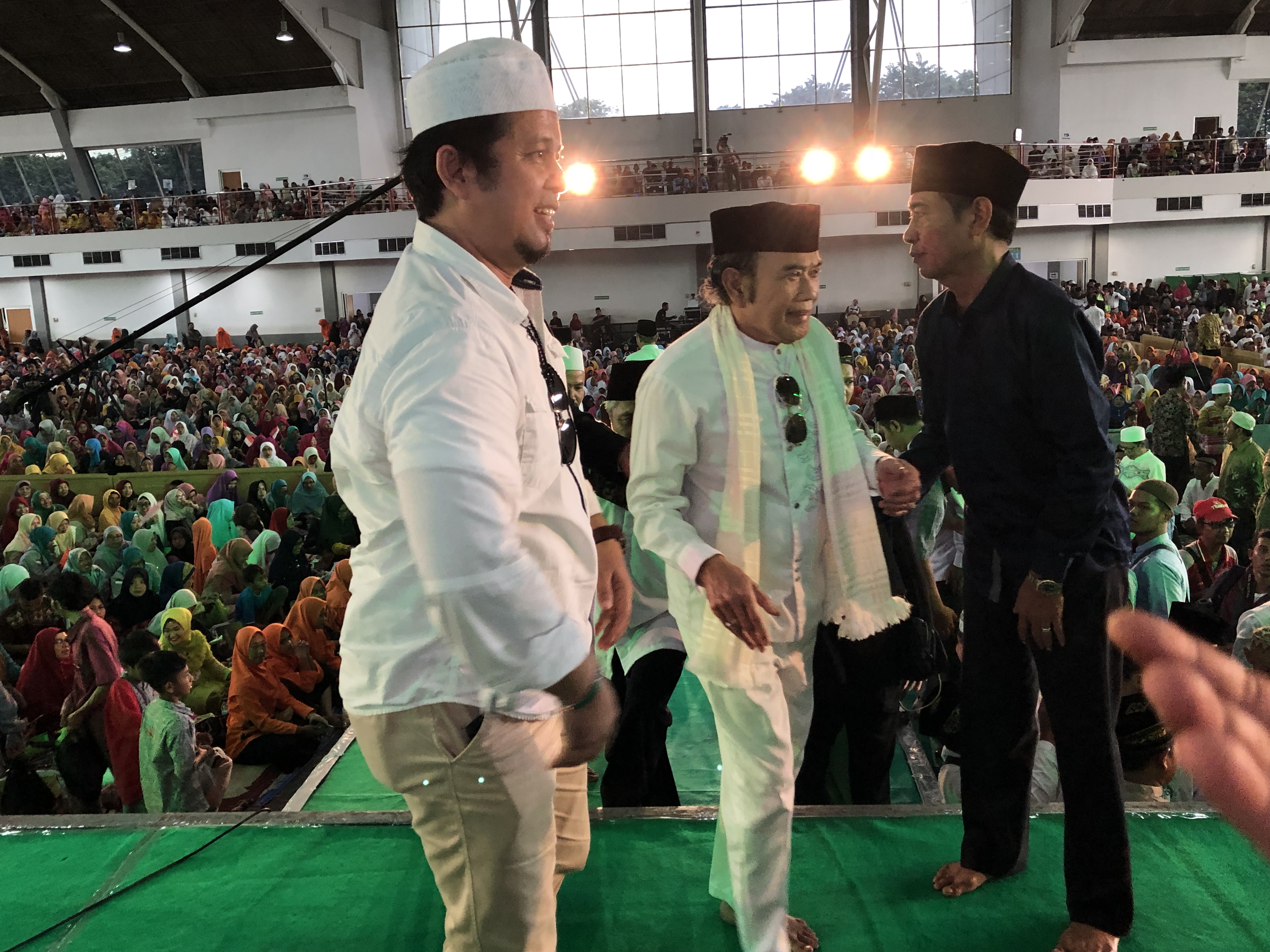 Rhoma Irama di tengah Jamaah Dzikir Barakah Milad Ponpes Al Jihad di JX International Surabaya. (Foto Arif Afandi/ngopibareng.id)