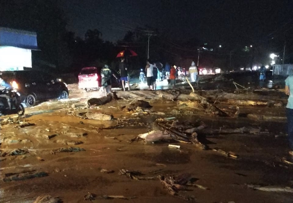 Banjir bandang yang menerjang kawasan Sentani, Papua, Sabtu, 16 Maret 2019 malam. (Foto: BNPB)