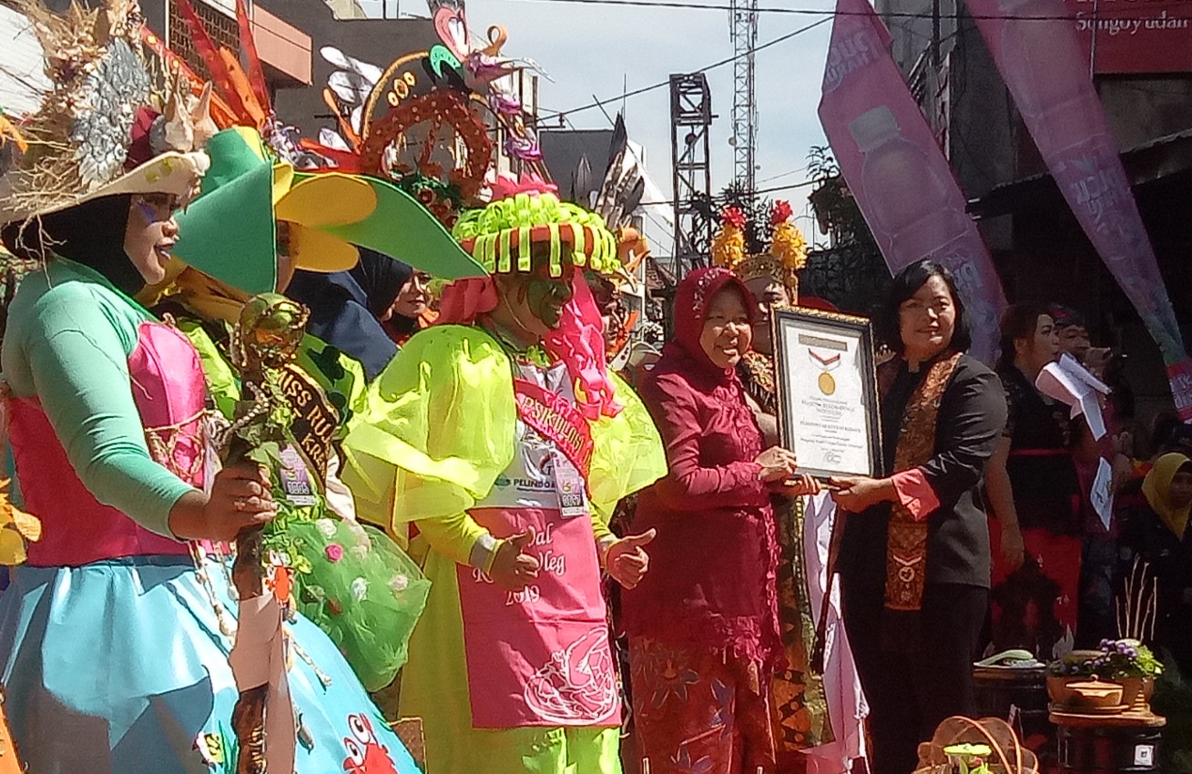 Walikota Surabaya. Tri Rismaharini saat menerima rekor muri. (Foto: Pita/ngopibareng.id)